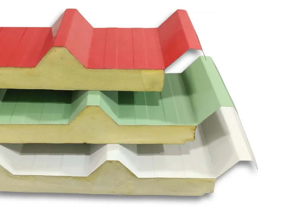 Stacked metal panels with insulation, featuring red, green, and white colors. These πανελ include a layer of panel poliourethanis for enhanced durability and thermal efficiency.
