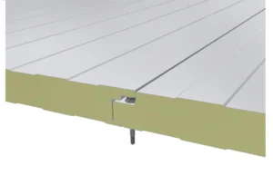 Πανελ πλαγιοκαλυψης σε λευκό χρώμα ενωμένα μεταξύ τους. Τα πανελ τοίχου είναι κρυφής στήριξης.