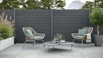 ομορφη τάβλα deck περιφραξησ σε γκρι χρώμα τοποθετημένο σε βεράντα. Τα deck περιφραξής δίνουν άψογο αισθητικό αποτέλεσμα.