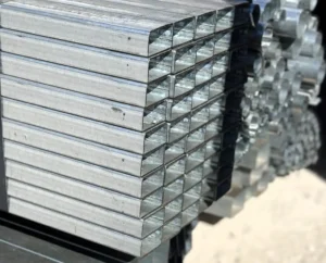 στρατζαριστα σίδερα σε στοίβα για τις μεταλλικές κατασκευές