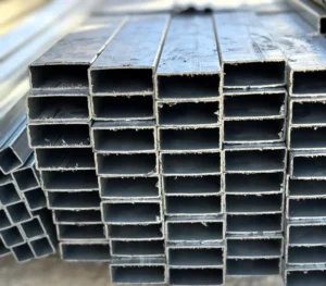 στοίβα από γαλβανιζέ παραλληλόγραμμα σίδερα σε ασημί χρώμα πάνω σε τσιμεντένιο δάπεδο.