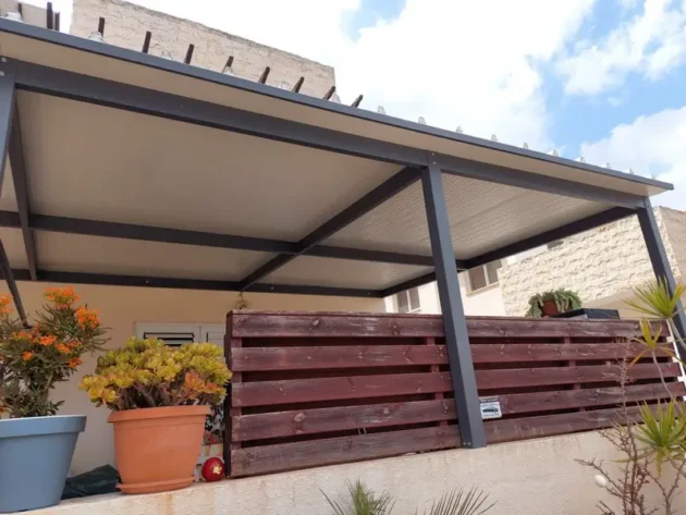 πανελ οροφησ σε λευκο χρώμα η τοποθετηση πάνω σε καφε σίδερενιουσ κοιλοδοκουσ βλεπουμε δυο πολυχρωμές γλαστρεσ με όμορφα φυτα