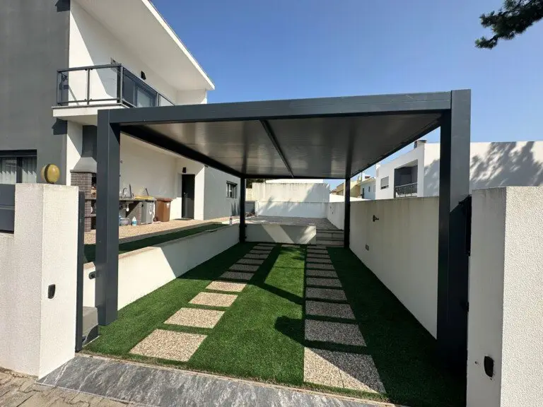 περγολα απο πανελ οροφησ σε λευκο χρώμα με γκρι σιδερένιες κολωνες που σκεπάζει γκαραζ με γκαζόν