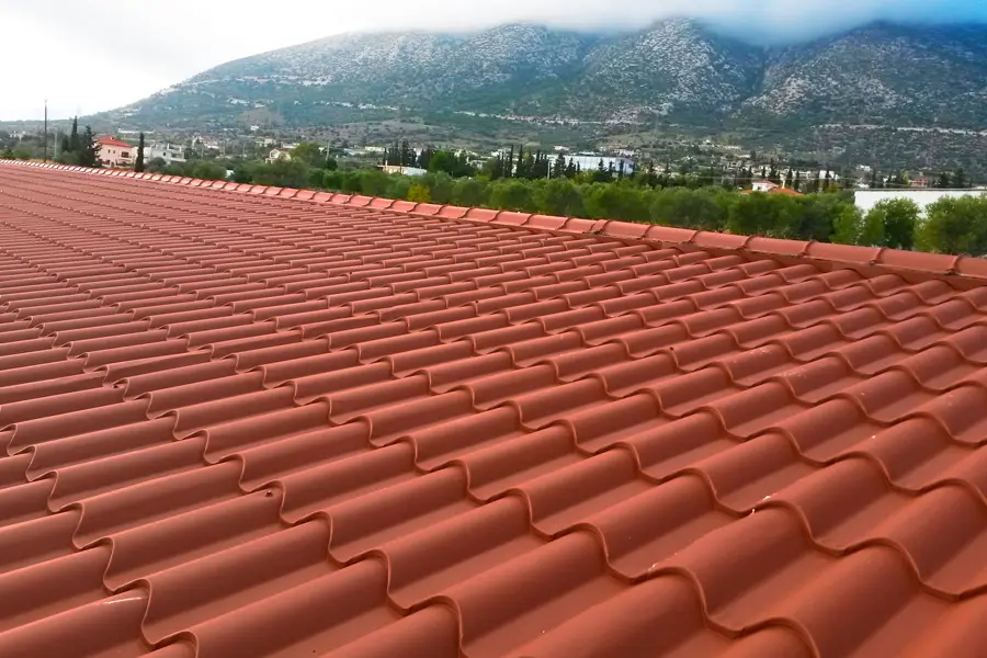 πανελ πολυουρεθανησ που χρησιμοποιείται ως σκεπή, σε κόκκινο χρώμα που αποδίδει το φυσικό κεραμίδι