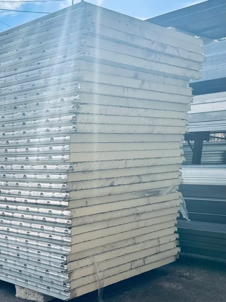 Μια στοίβα από πανελ πολυουρεθανησ 3cm σε λευκό χρώμα κατάλληλα για τοίχο.