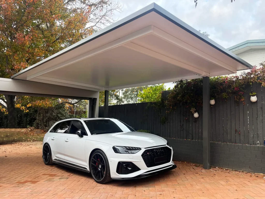 πανελ οροφησ ως στέγαστρο παρκινγκ σε λευκό χρωμα ενα αμάξι λευκο είναι παρκαρισμένο απο κάτω. καφε πλακιδια ειναι στο πάτωμα γκρι φραχτησ στον περίγυρω