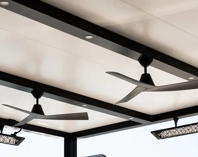 τοποθετηση πανελ οροφησ, σε καφε σιδερα, το χρώμα του πάνελ στέγης είναι λευκό. και υπάρχουν 2 μαύροι ανεμιστήρες