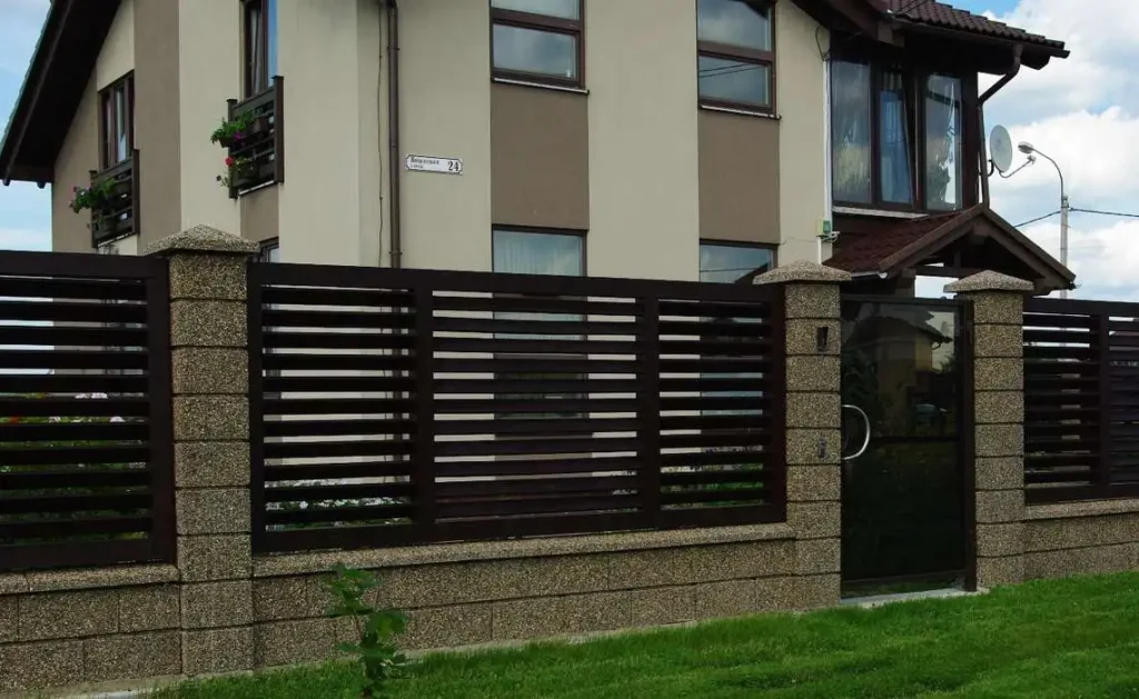 καγκελο περιφραξης απο στρατζαριστο σιδερο σε καφε χρώμα σε ένα σπίτι