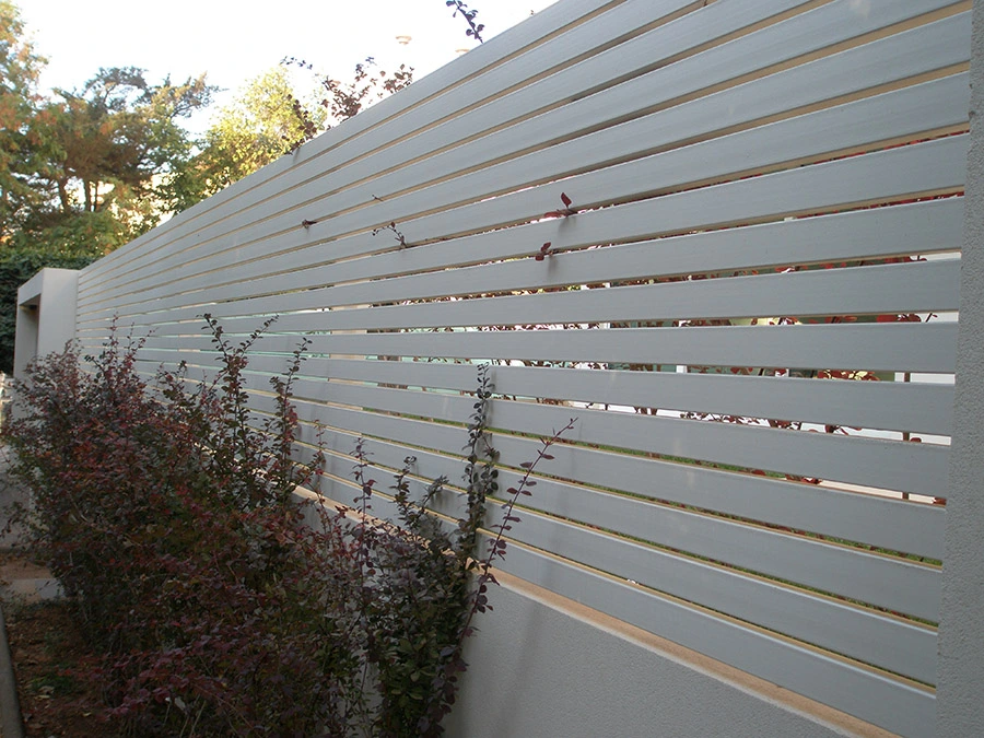 καγκελο περιφραξης απο στρατζαριστά σίδερα σε λευκο χρώμα